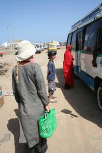 Hannelore og Jens p vej ind i bus i Port Sudan