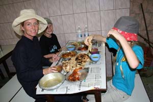 Hannelore, Jens og Caroline spiser frokost i Aden