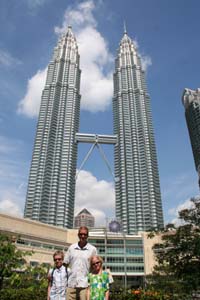Jens, Niels og Caroline foran Petronas Twin Towers i Kuala Lumpur