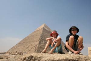 Jens og Caroline foran pyramide