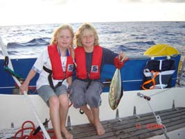 Jens og Caroline med fisken