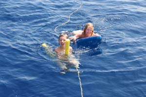 Jens og Caroline paa dybt vand i Det Indiske Ocean