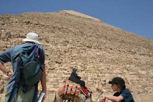 Niels og Jens foran pyramide